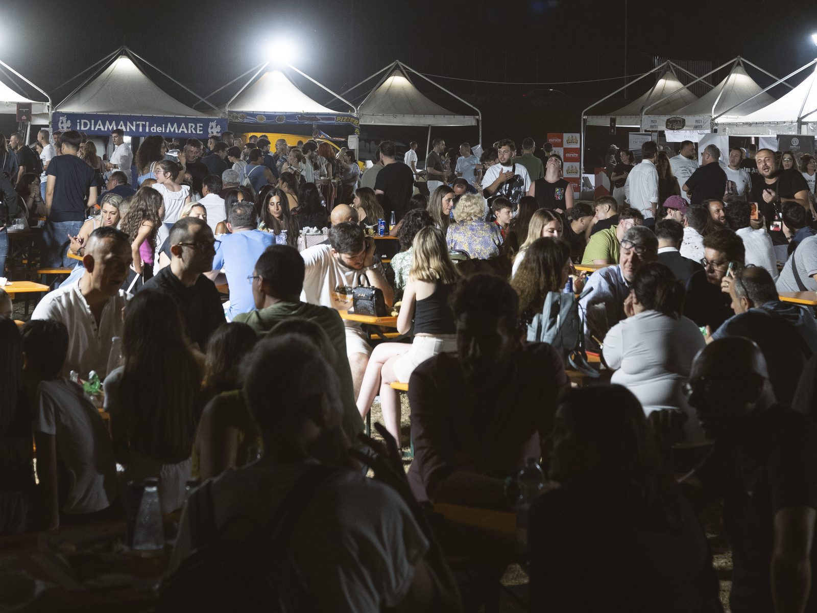 Il pubblico della prima edizione a Ercolano tra gli stand e le tavolate